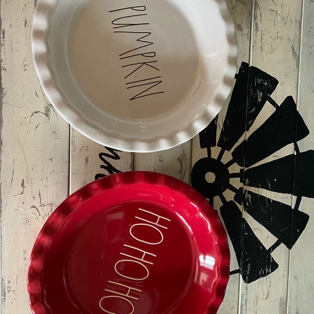 Rae Dunn pie pan set